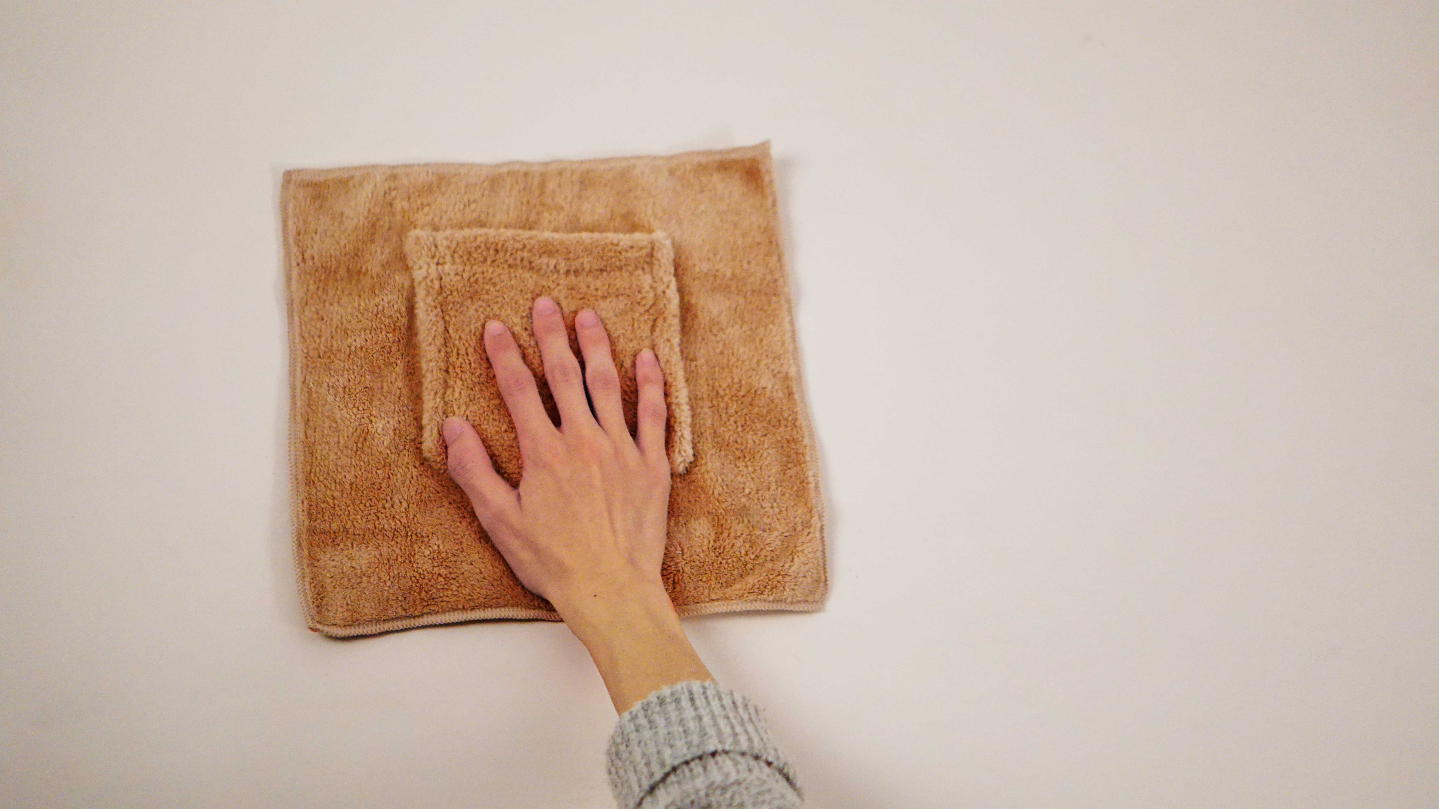 Wipe a handkerchief，