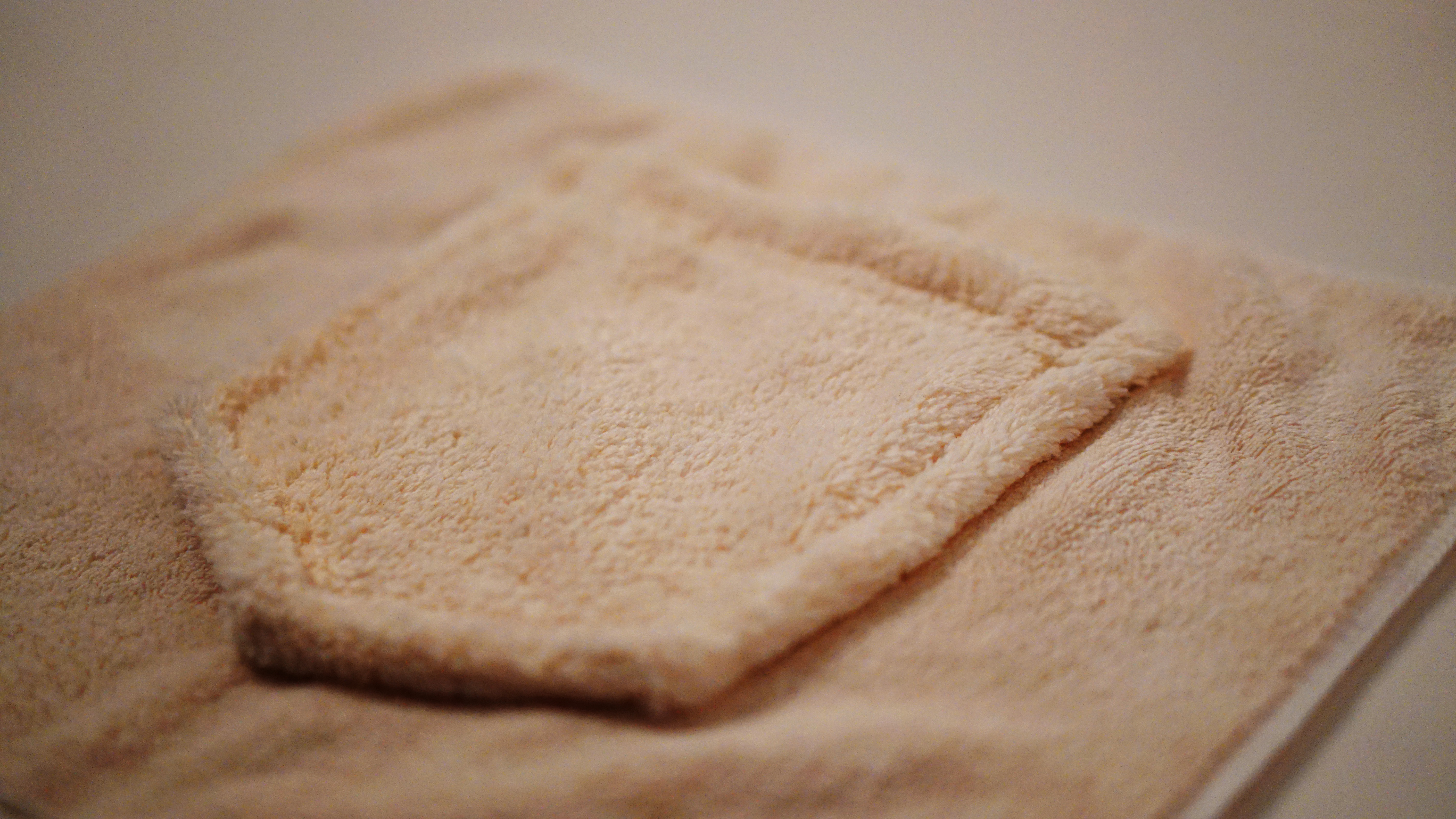 Wipe a handkerchief，