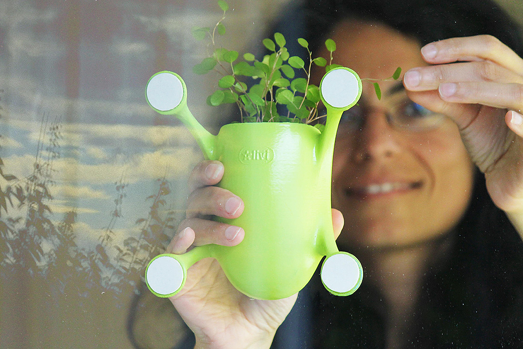 industrial design，Portable flowerpot，Four micro suction pads，Fixed to window，