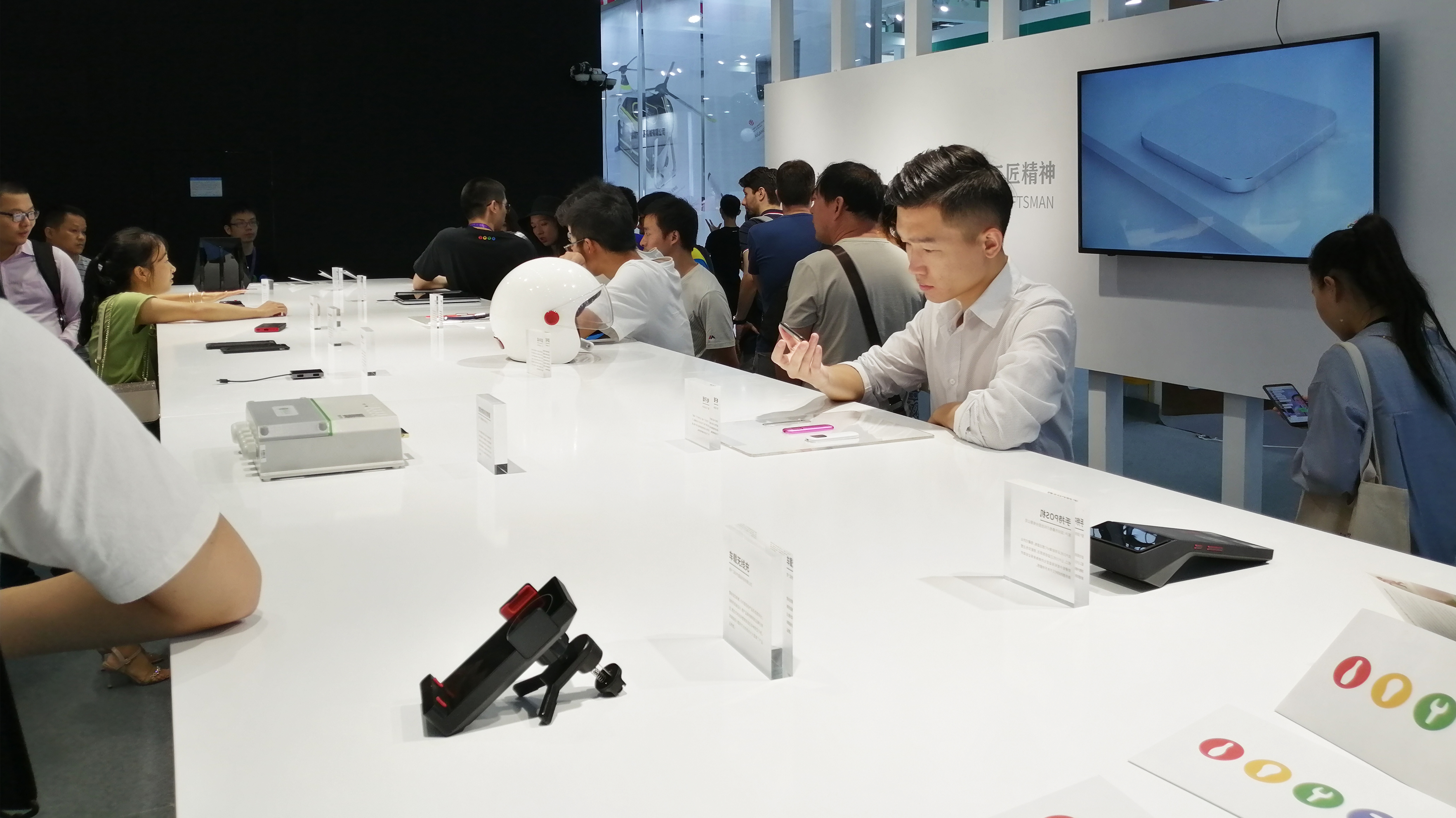 vehicle，Wireless charging，industrial design，charge，concise，unique，lighting，novel，