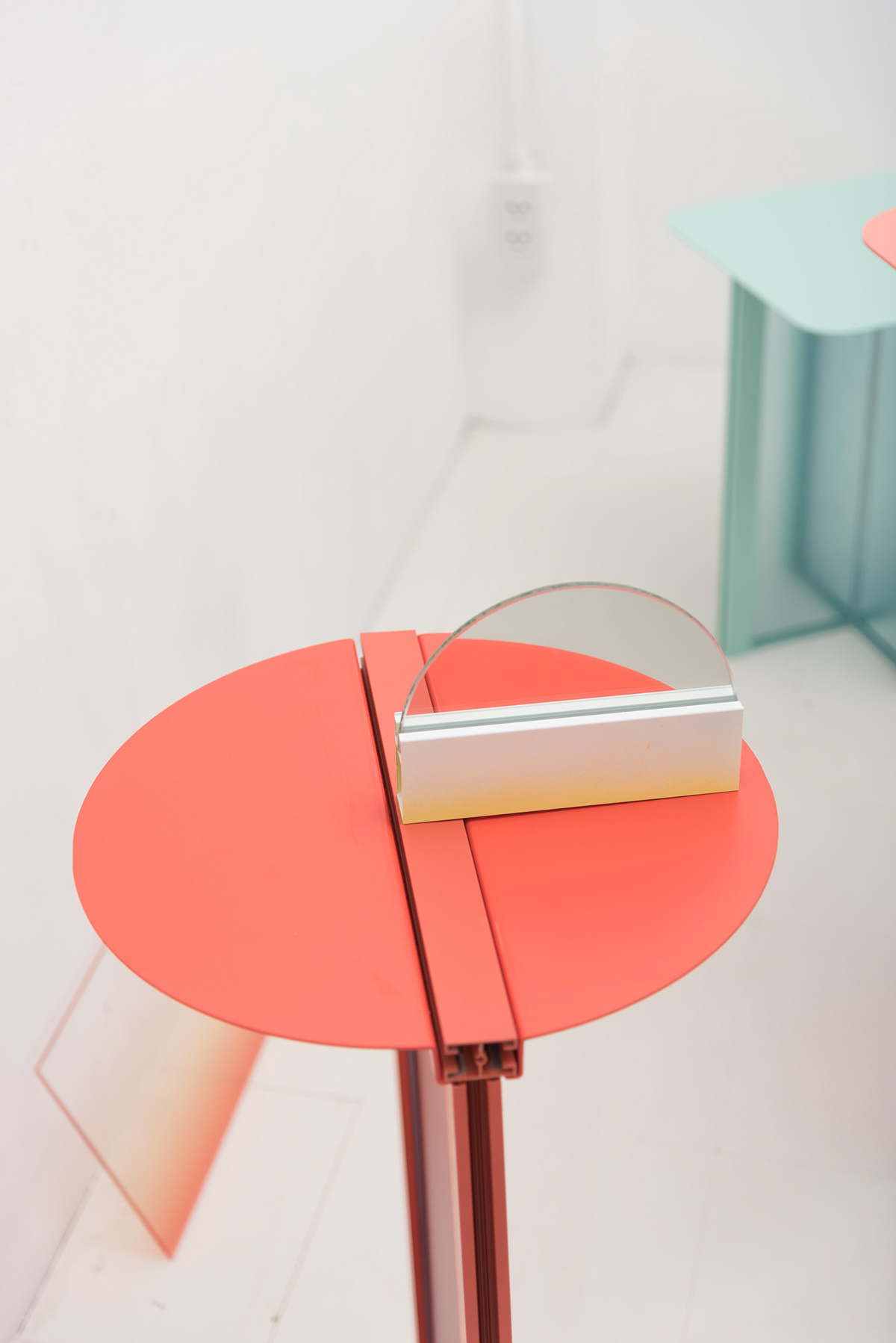 The door language，Material Science，furniture，Female teacher，Framemust，