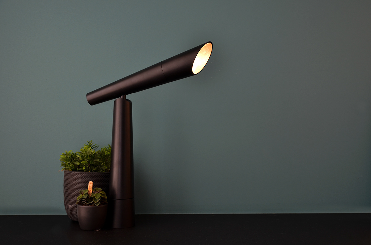 Desk lamp，black，to work in an office，