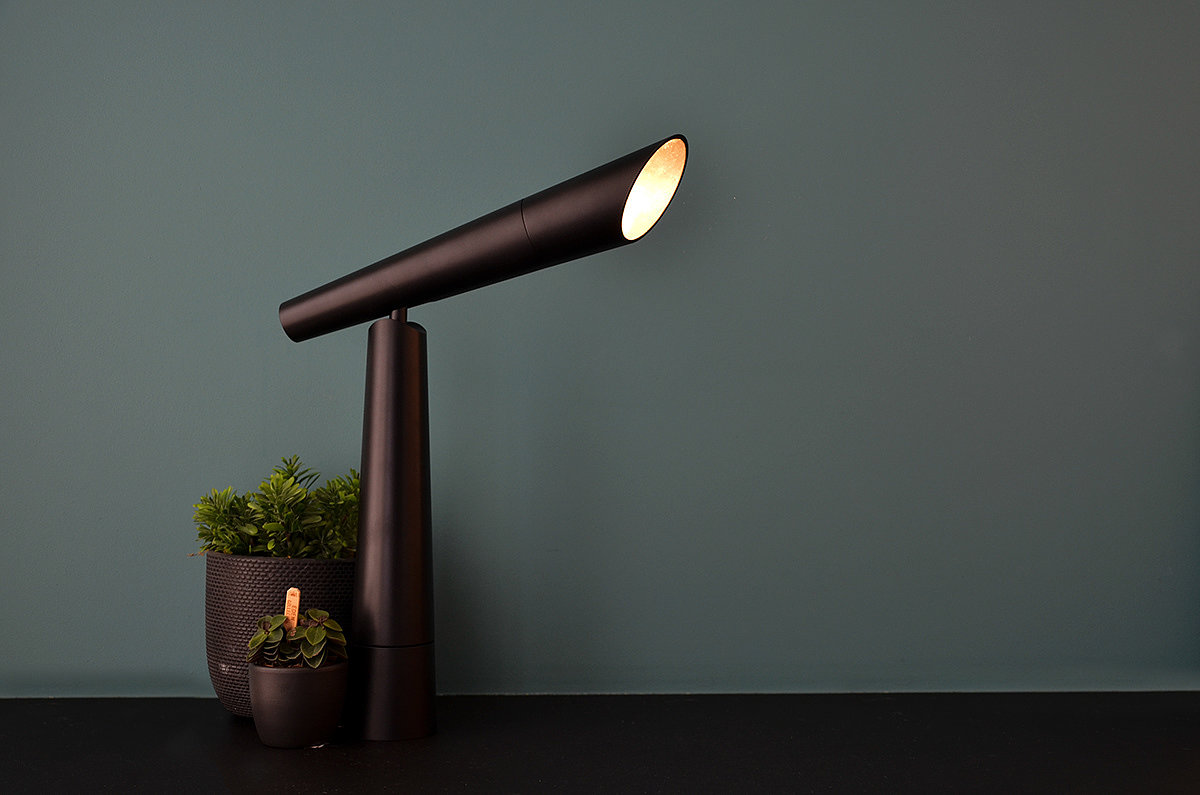 Desk lamp，black，to work in an office，