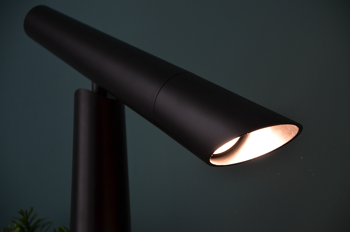 Desk lamp，black，to work in an office，