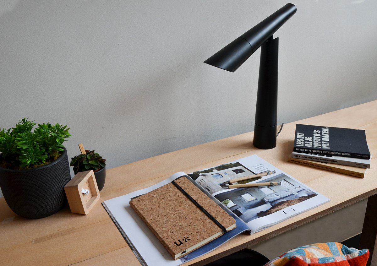 Desk lamp，black，to work in an office，