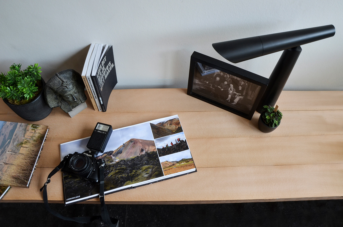 Desk lamp，black，to work in an office，