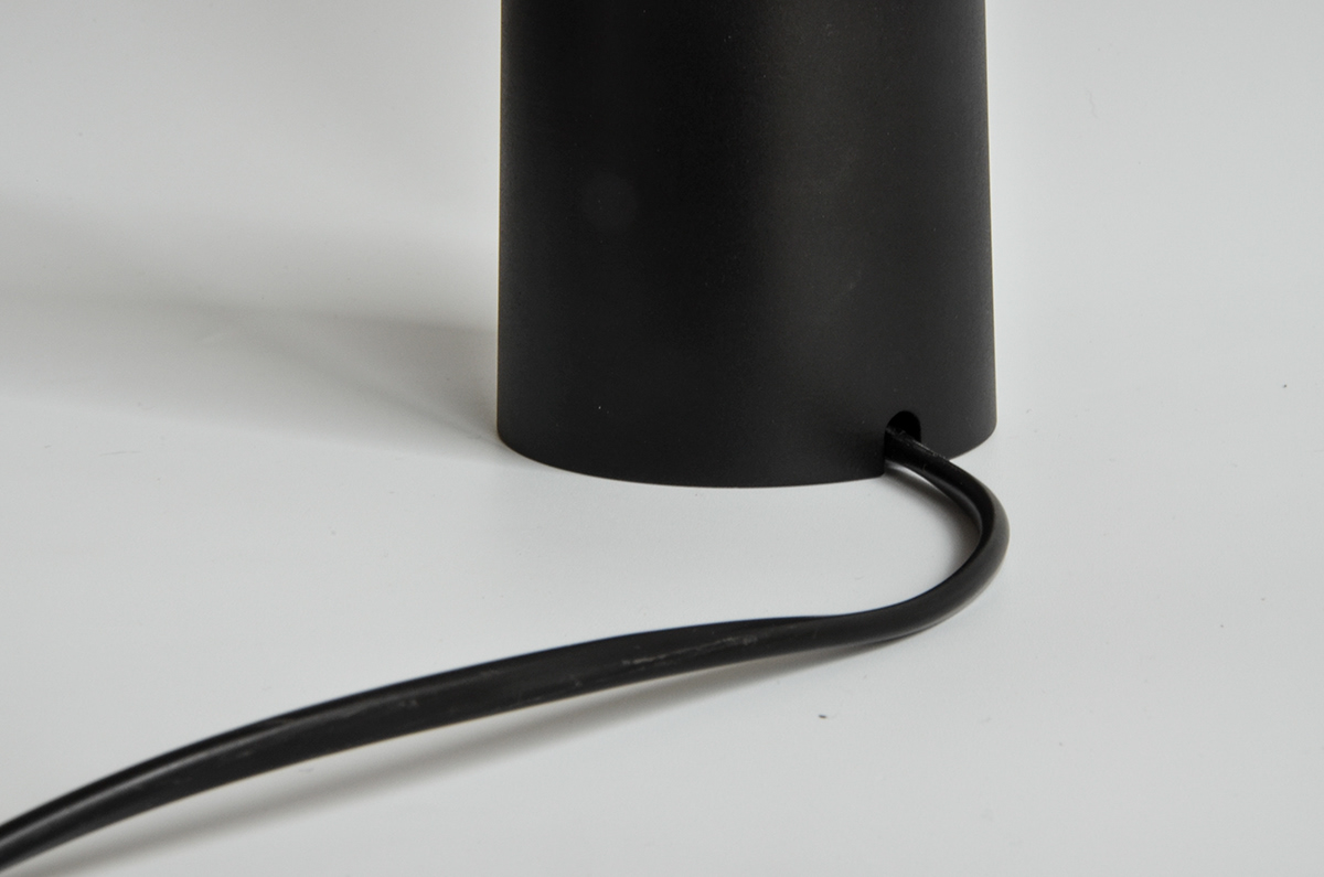 Desk lamp，black，to work in an office，