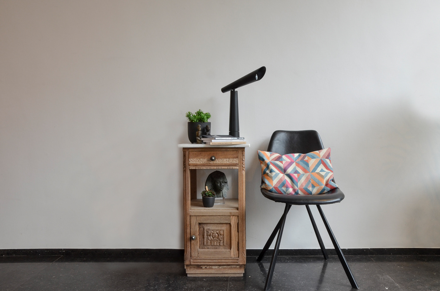 Desk lamp，black，to work in an office，