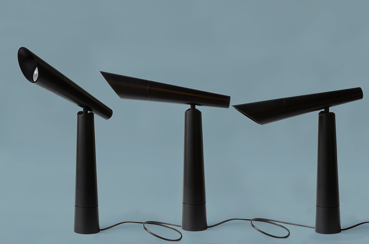 Desk lamp，black，to work in an office，