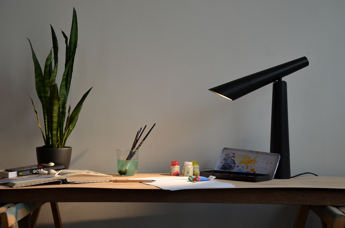 Desk lamp，black，to work in an office，
