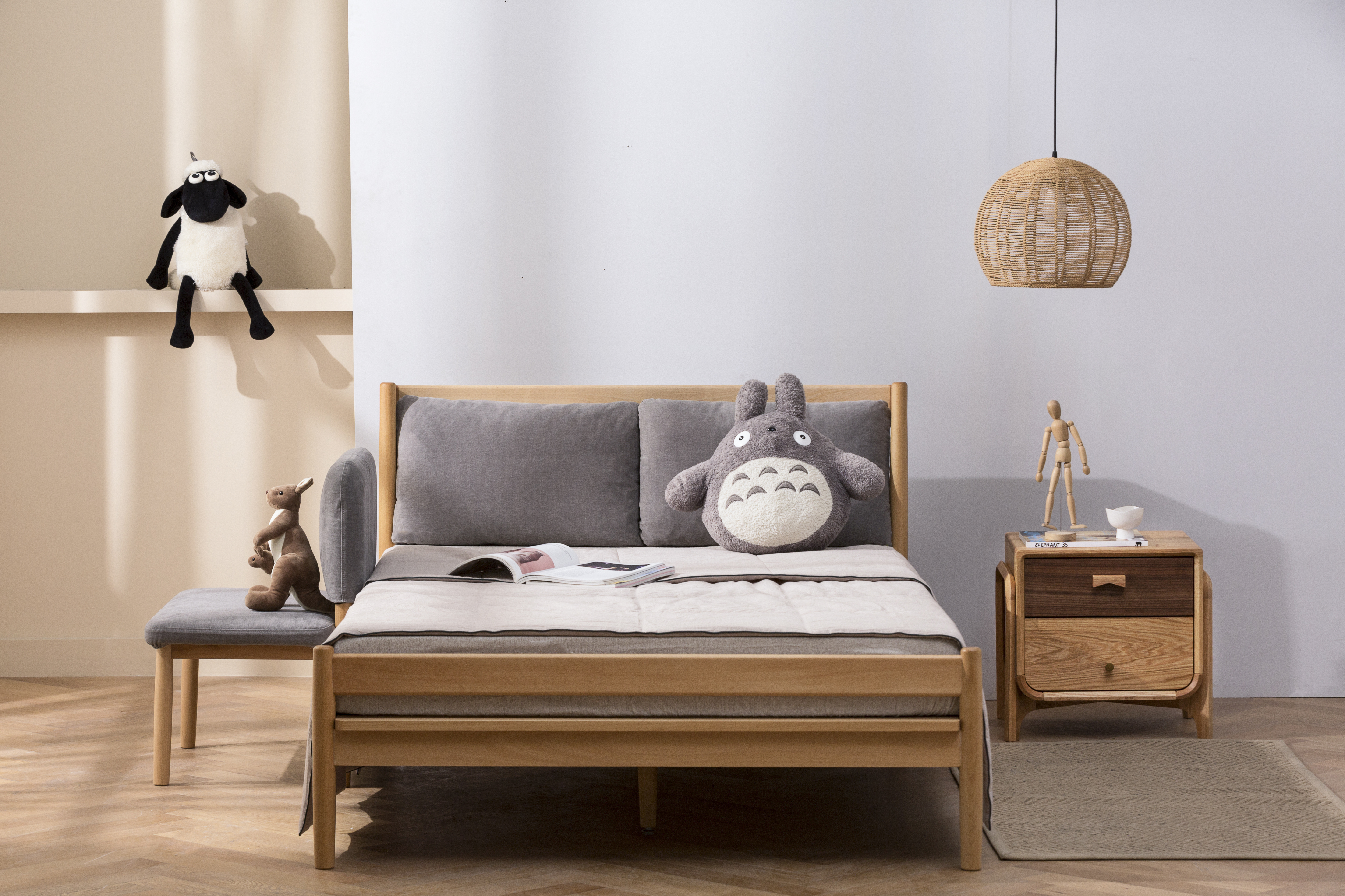 Furniture designer Ren Mengying，