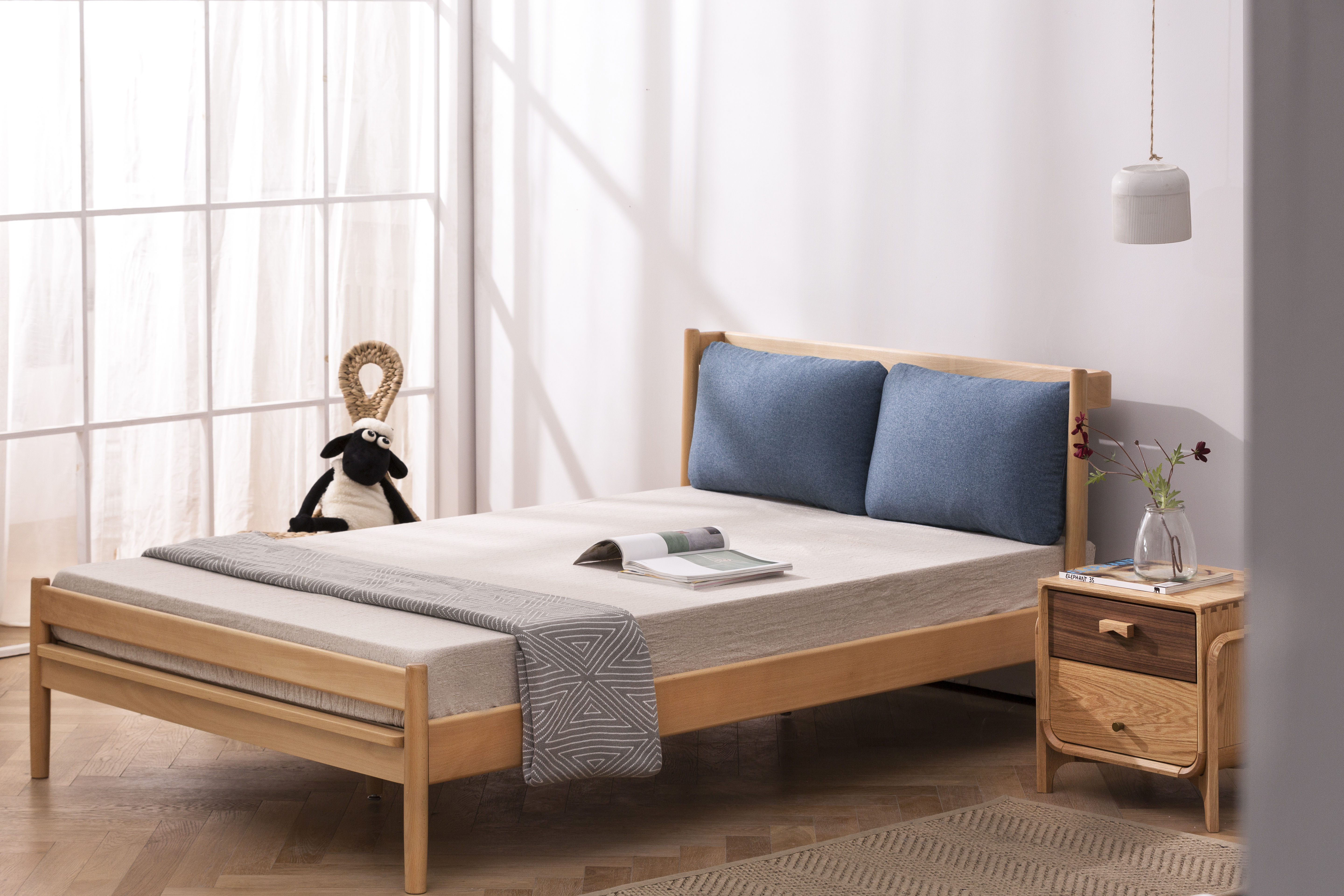 Furniture designer Ren Mengying，