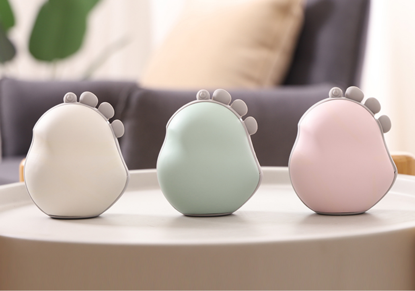 Warm hand treasure product design charge treasure cute, round and gentle palm，