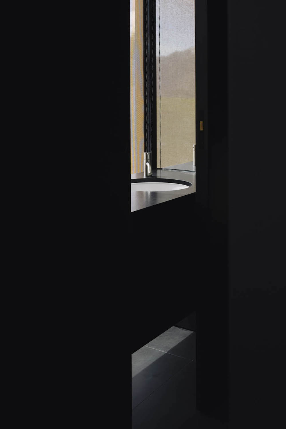 Minimalist，Glass plate，ceramic tile，black，Alpine Terrace House，