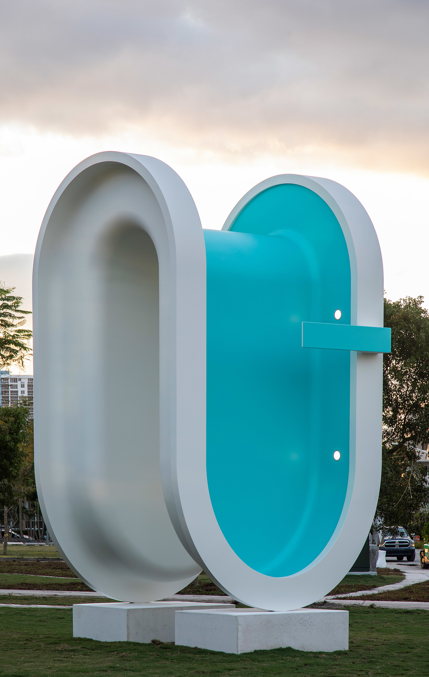 Sculpture，"U" type，Arts and Crafts，"Curved swimming pool"，white，