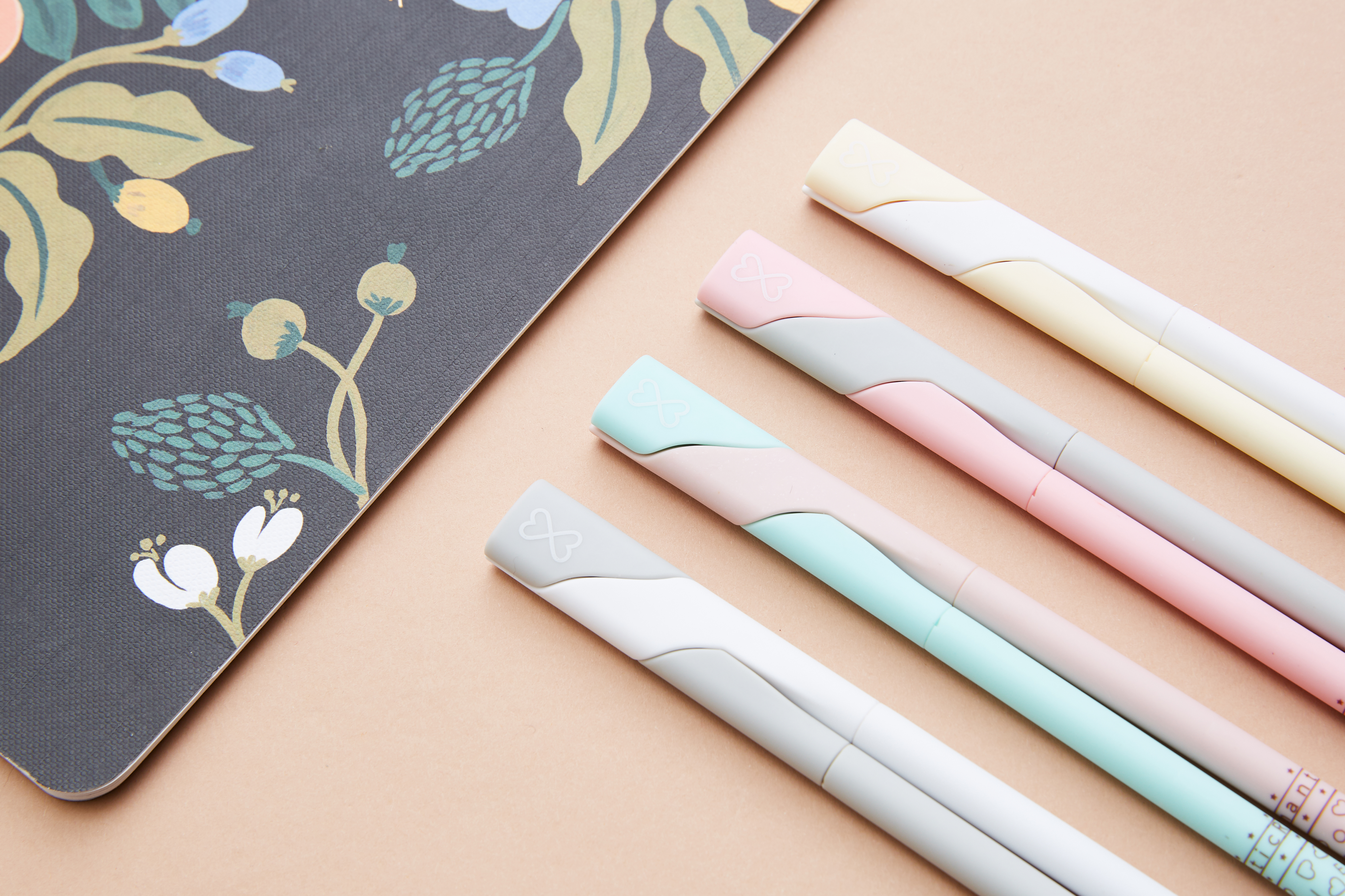 Penalty copy of 2019 new product creative online red and the same model，