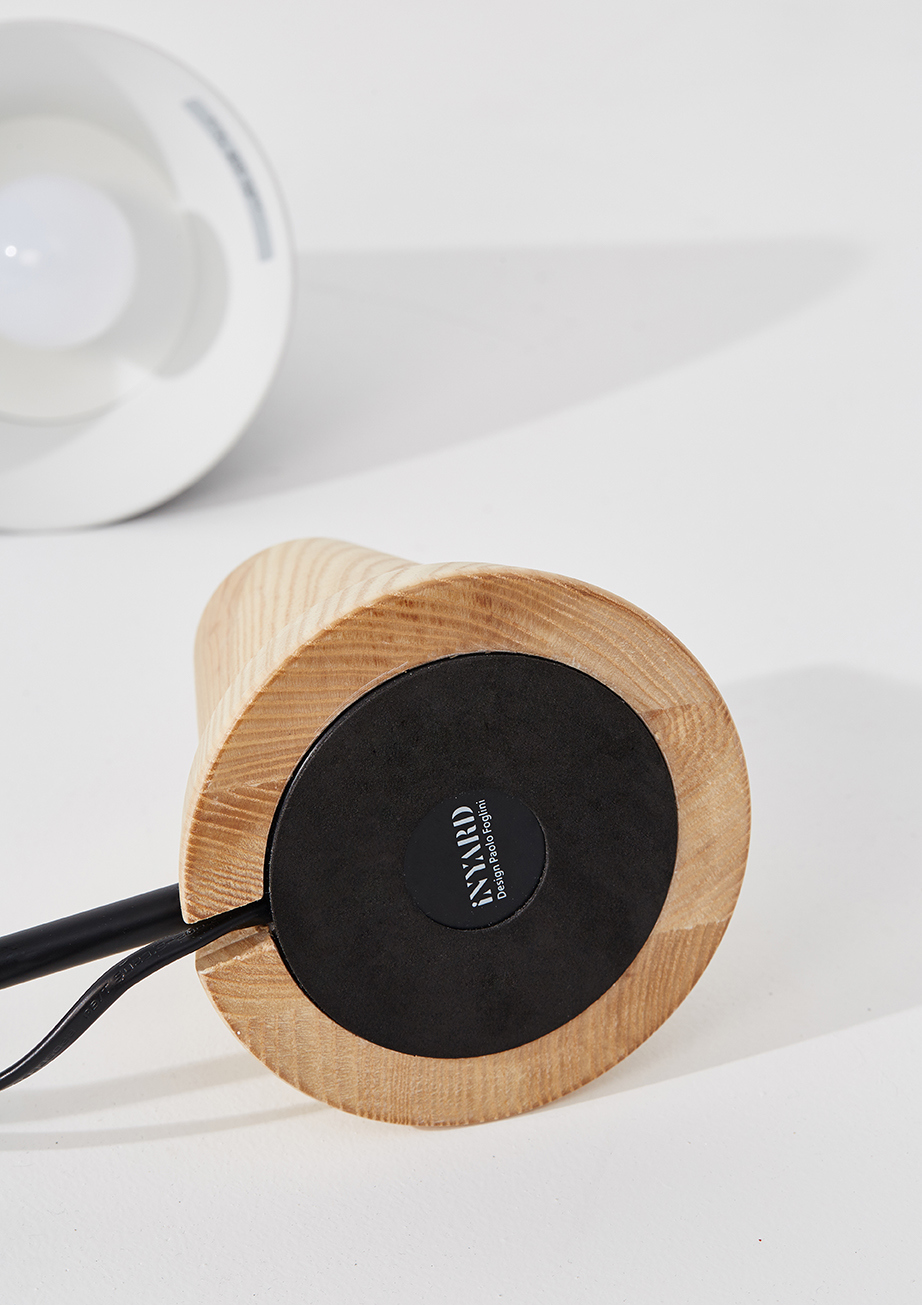 Reprint，industrial design，product design，Desk lamp，comfortable，beautiful，