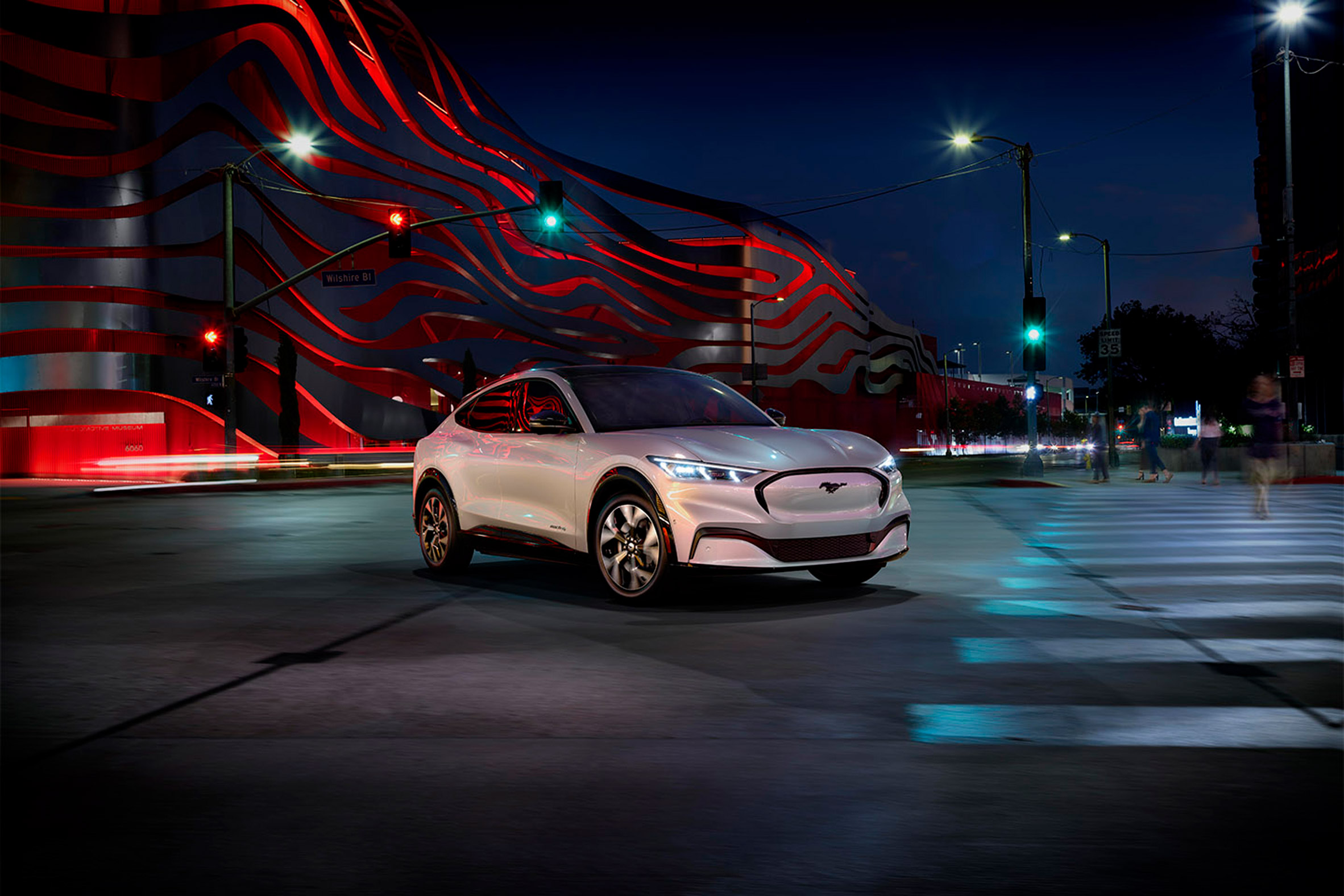 福特野马e看看这匹闪电马