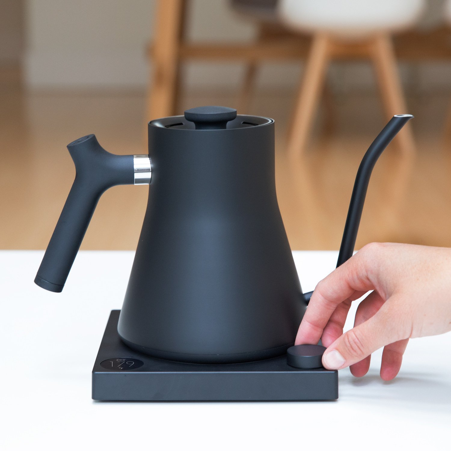 rolling pin，bowl，The wine bottle，kettle，grinder，Coffee pot，Kitchen supplies，