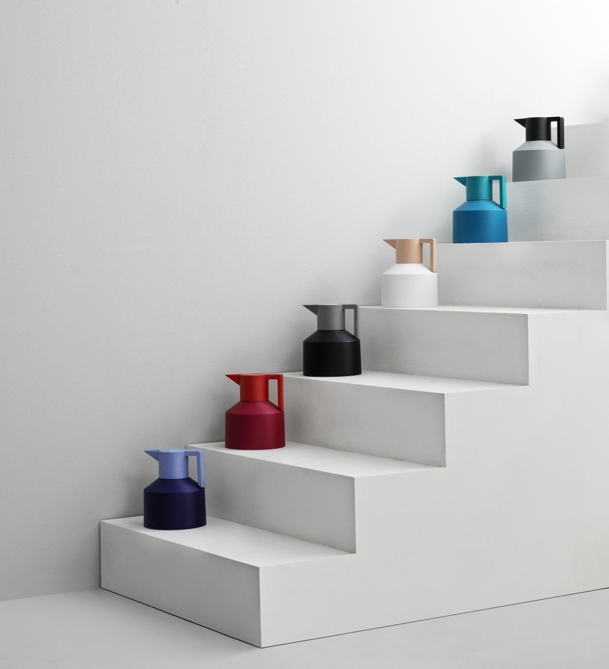 rolling pin，bowl，The wine bottle，kettle，grinder，Coffee pot，Kitchen supplies，