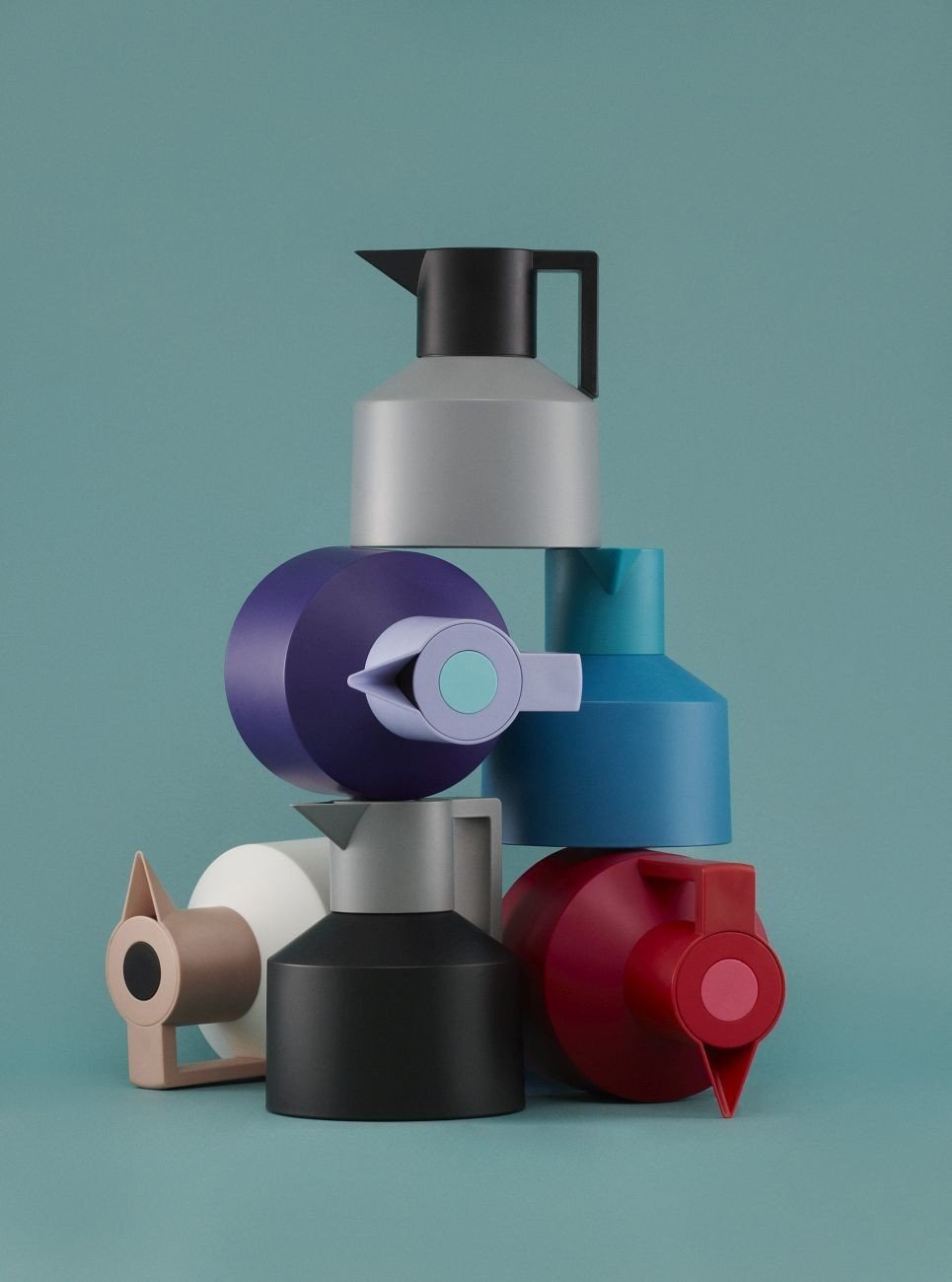 rolling pin，bowl，The wine bottle，kettle，grinder，Coffee pot，Kitchen supplies，