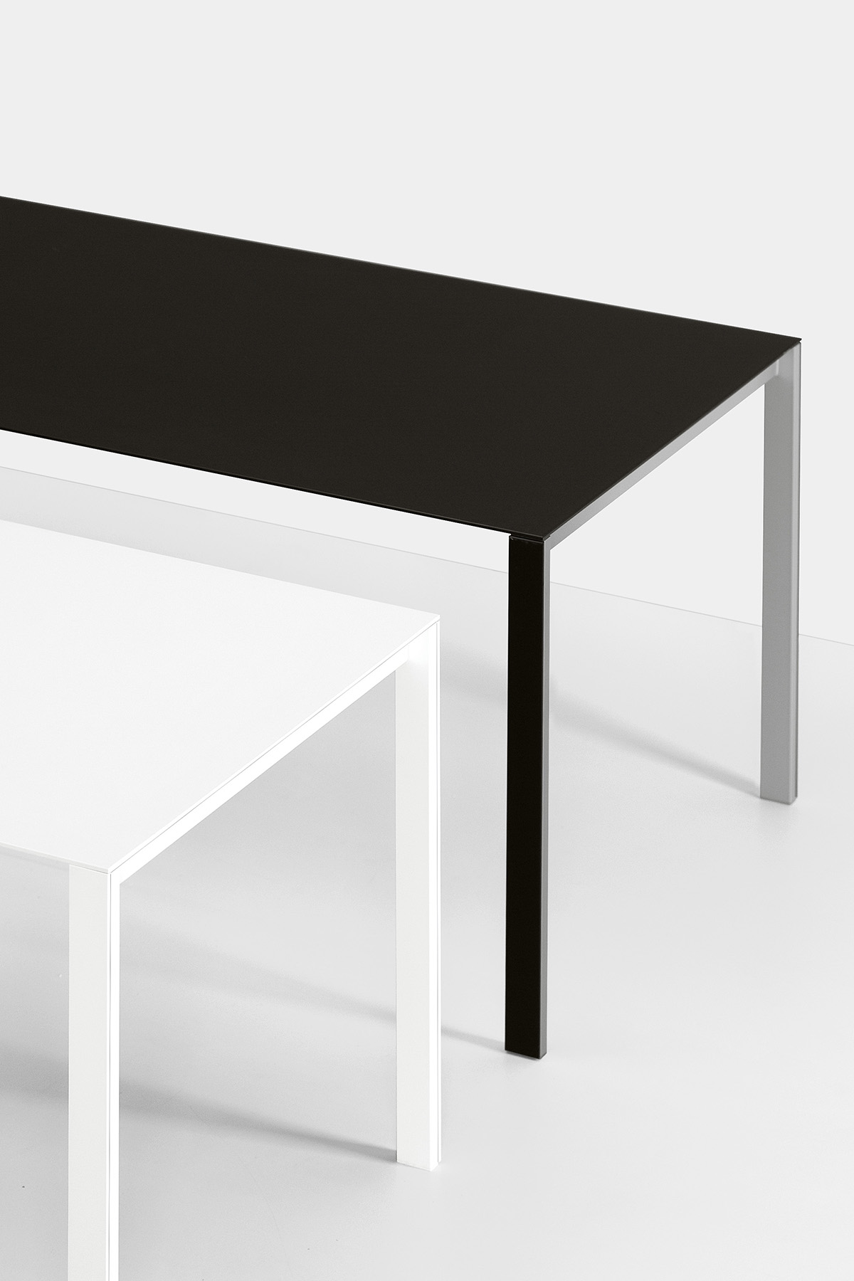 完美渗透到各种内部空间的"thin-k longo"极简桌子