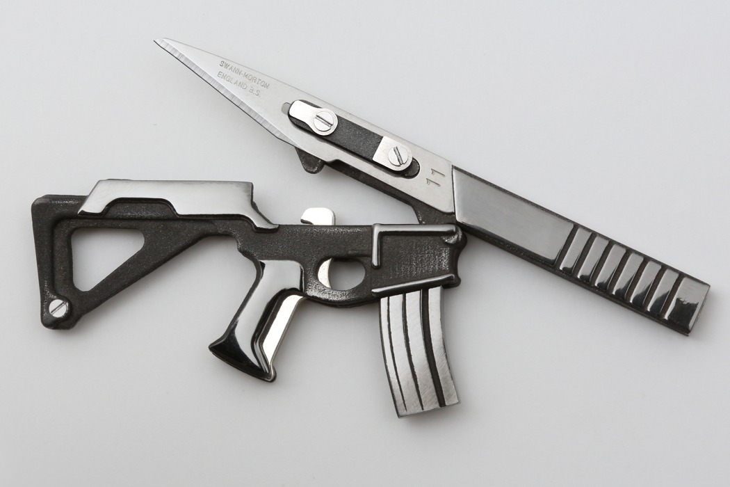 gravure，razor，Mobile phone charger，knife，