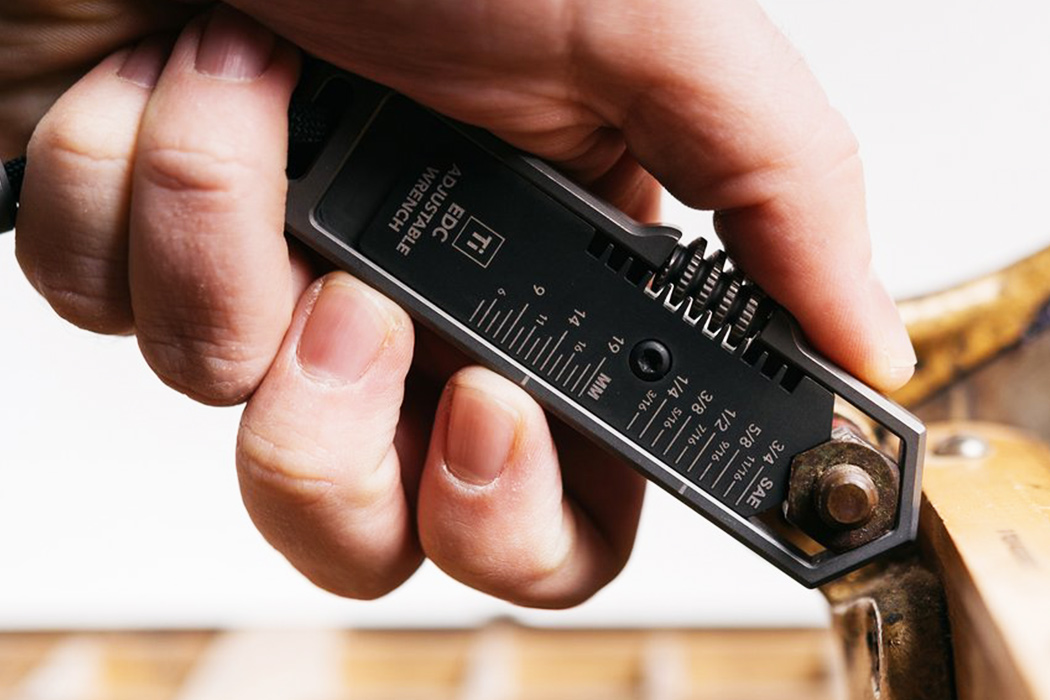 gravure，razor，Mobile phone charger，knife，