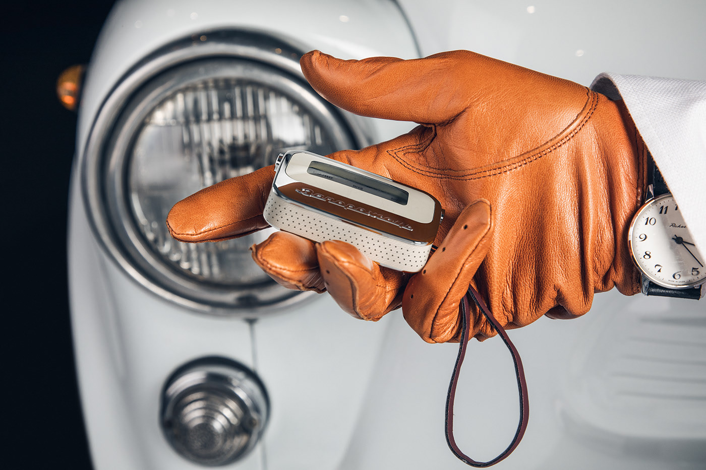 a burglar alarm，automobile，Small，Key buckle，Retro，