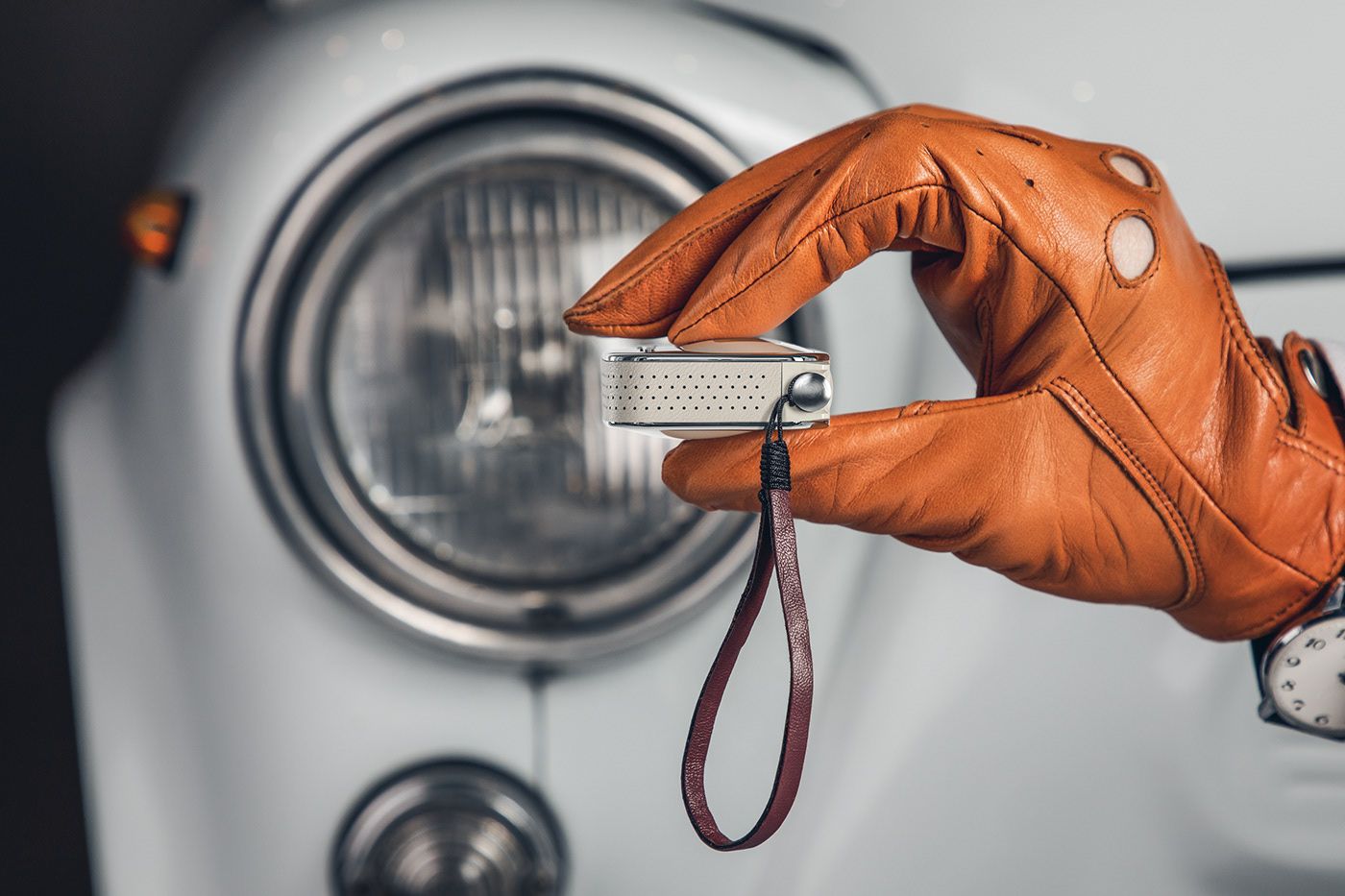 a burglar alarm，automobile，Small，Key buckle，Retro，