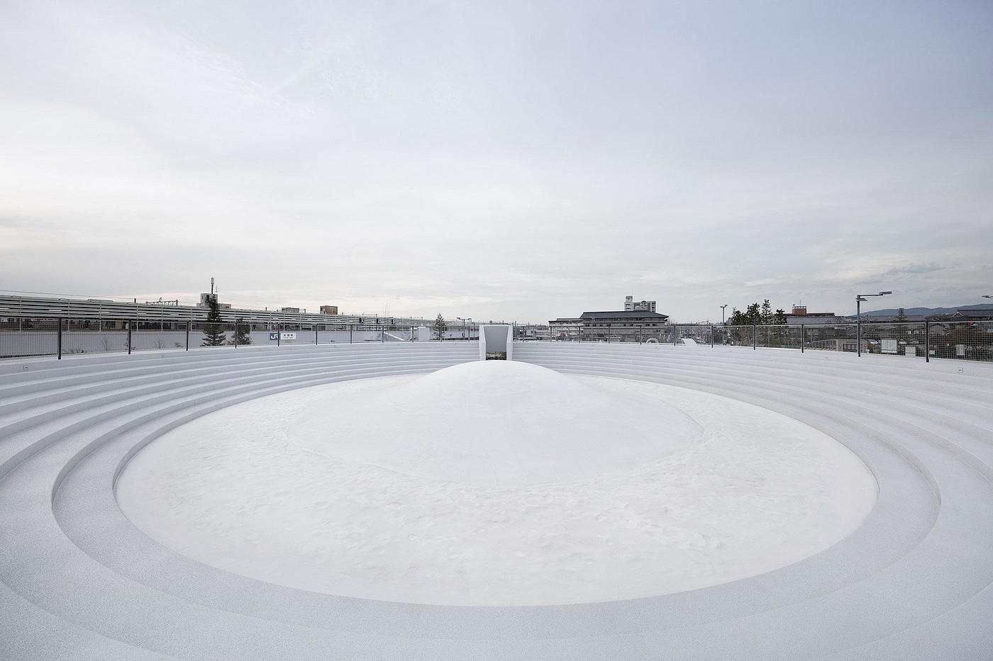 square，white，Japan，public space ，