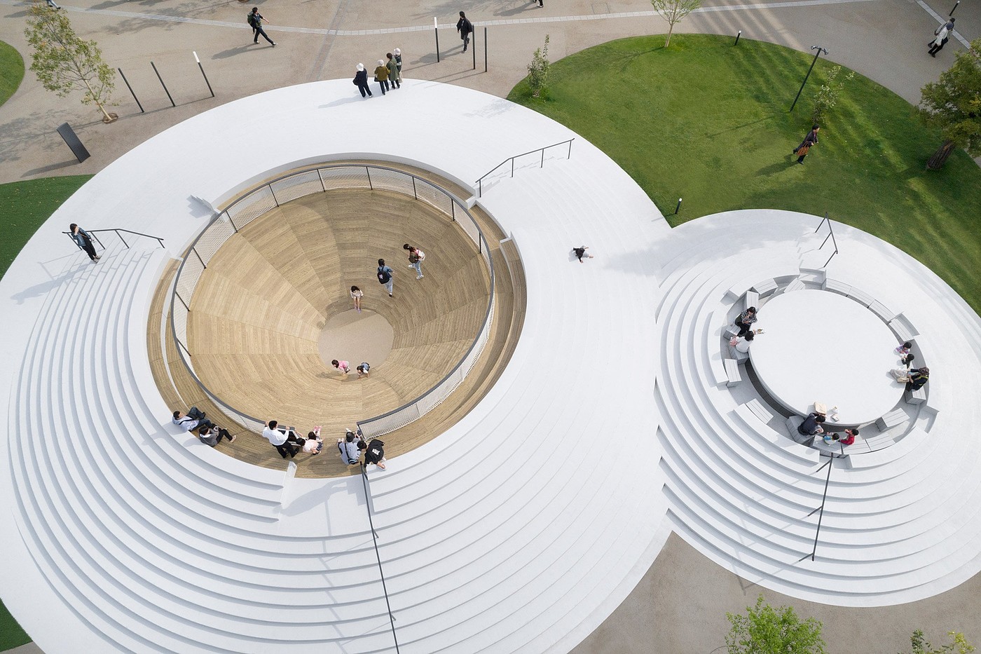 square，white，Japan，public space ，