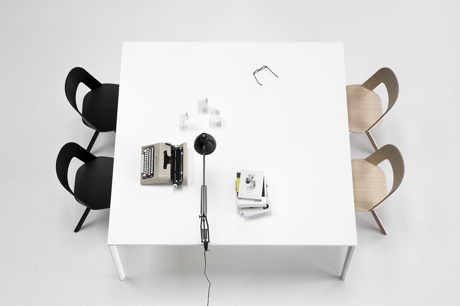 chair，Ergonomics，Italy，Leatherwear，Textile，