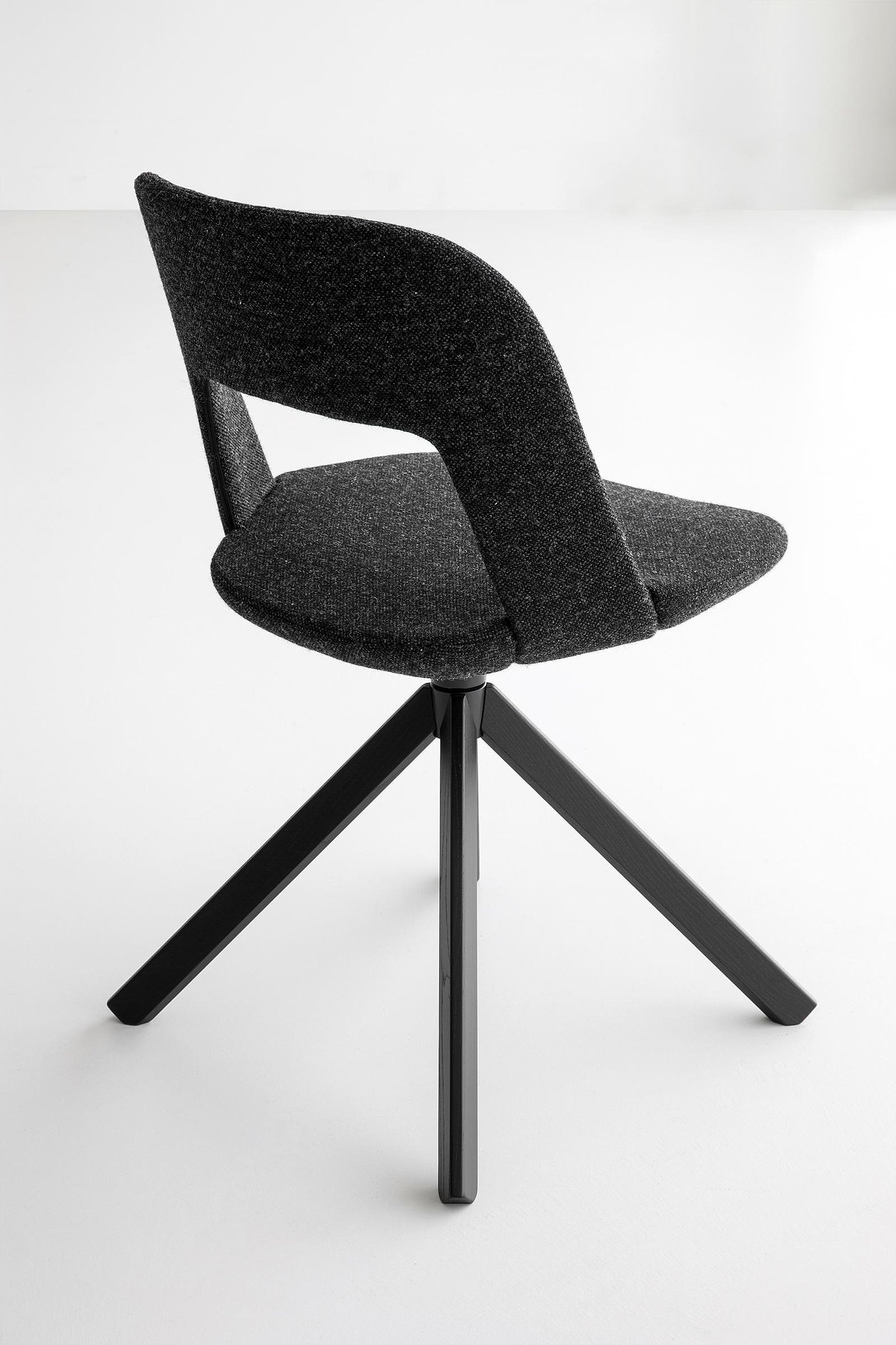 chair，Ergonomics，Italy，Leatherwear，Textile，