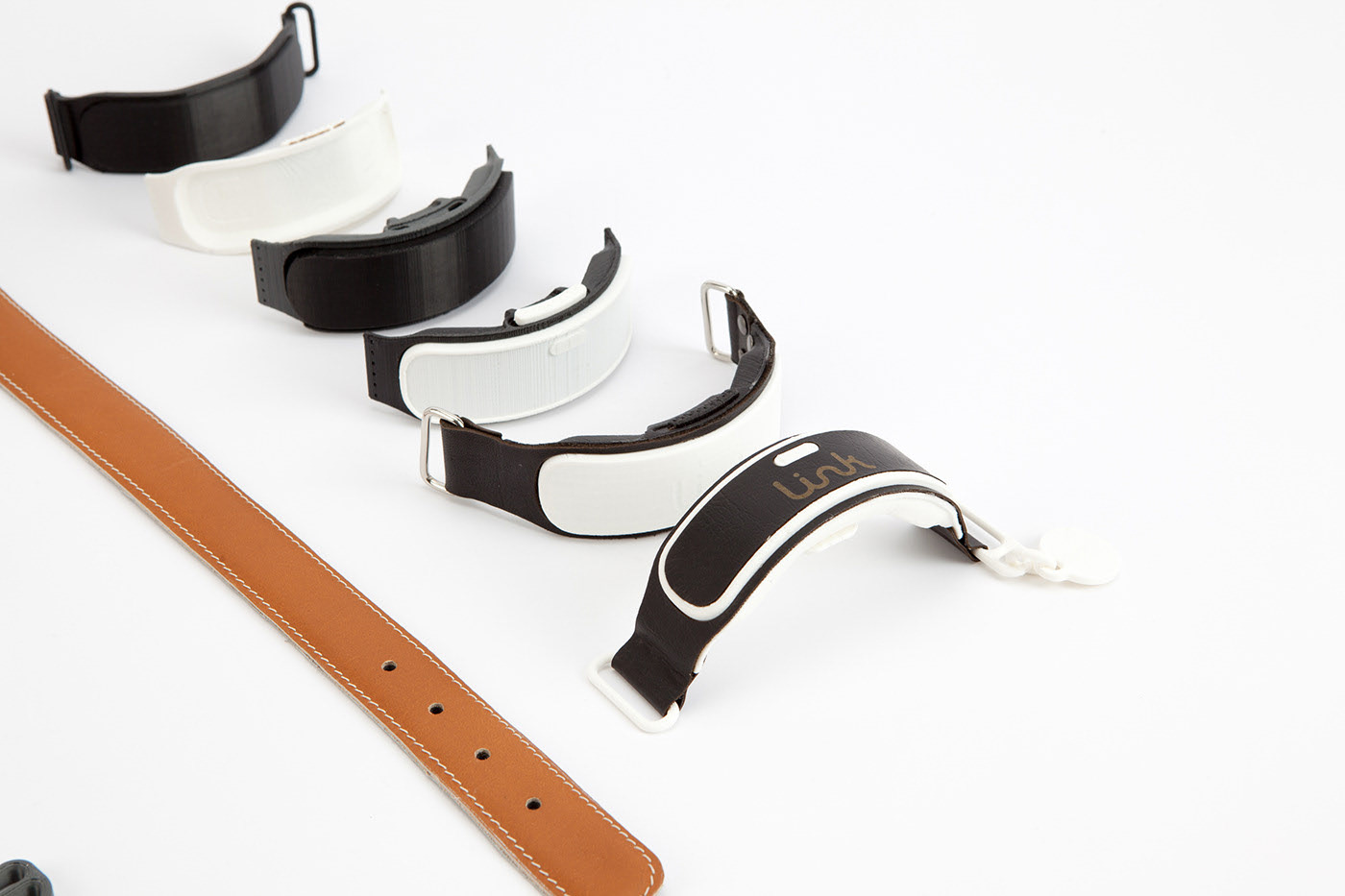 dog，a collar for a horse，Leatherwear，charge，