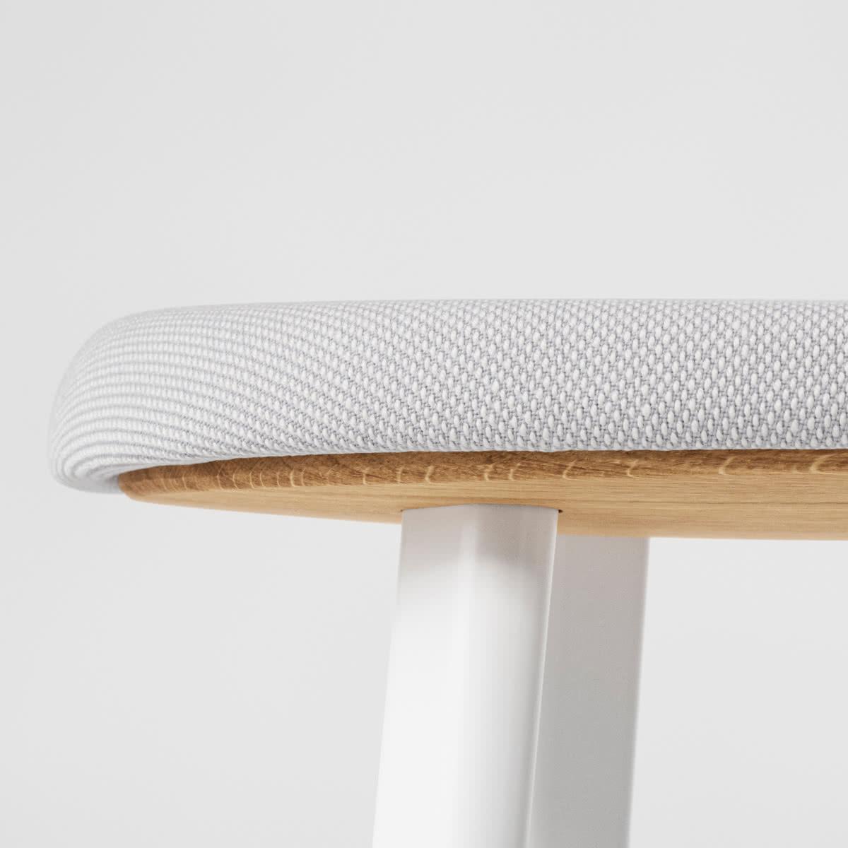 woodiness，chair，simple，strong，black，white，