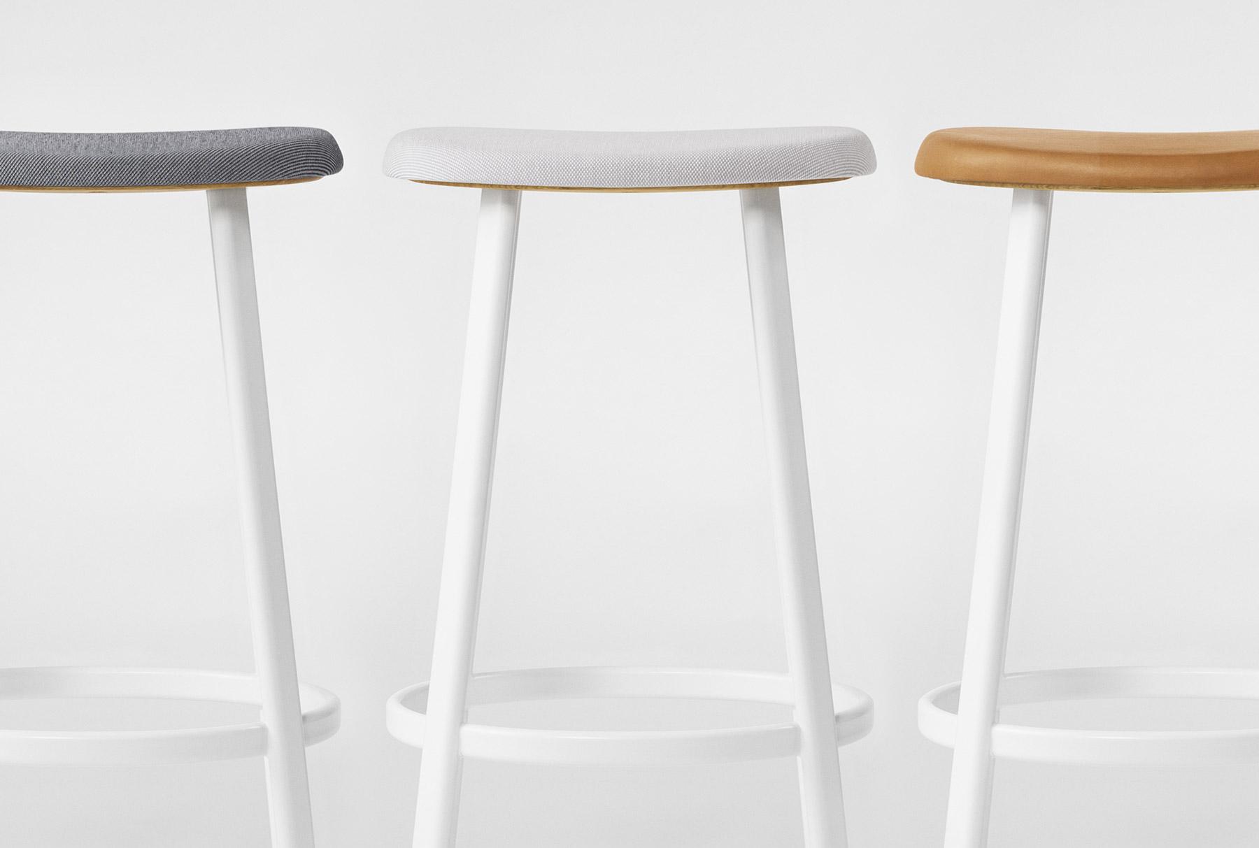 woodiness，chair，simple，strong，black，white，