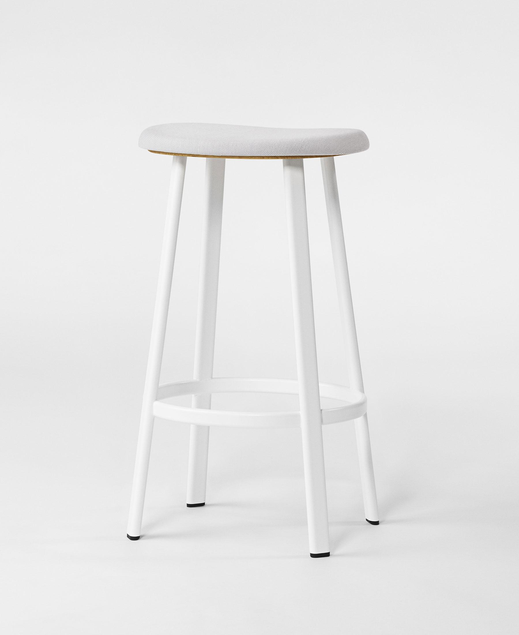 woodiness，chair，simple，strong，black，white，