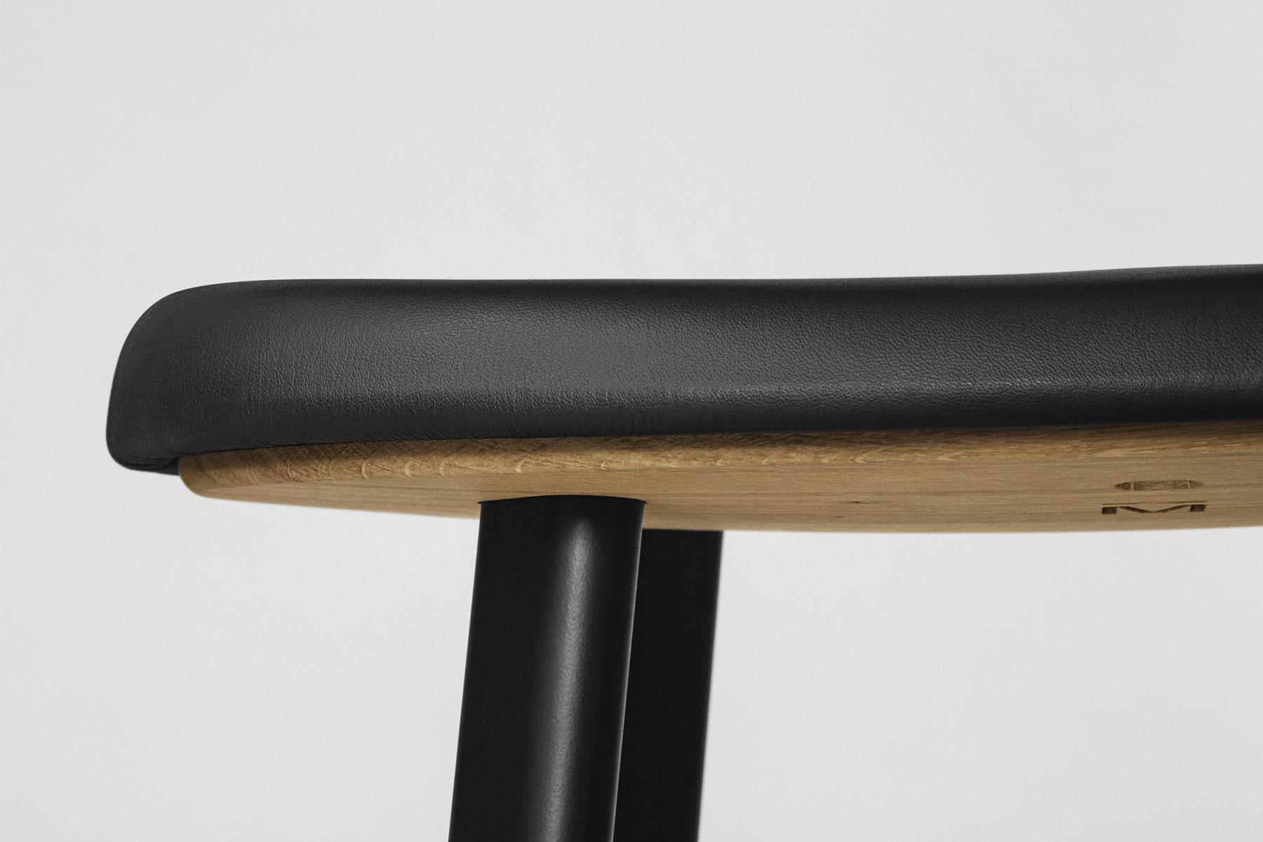 woodiness，chair，simple，strong，black，white，