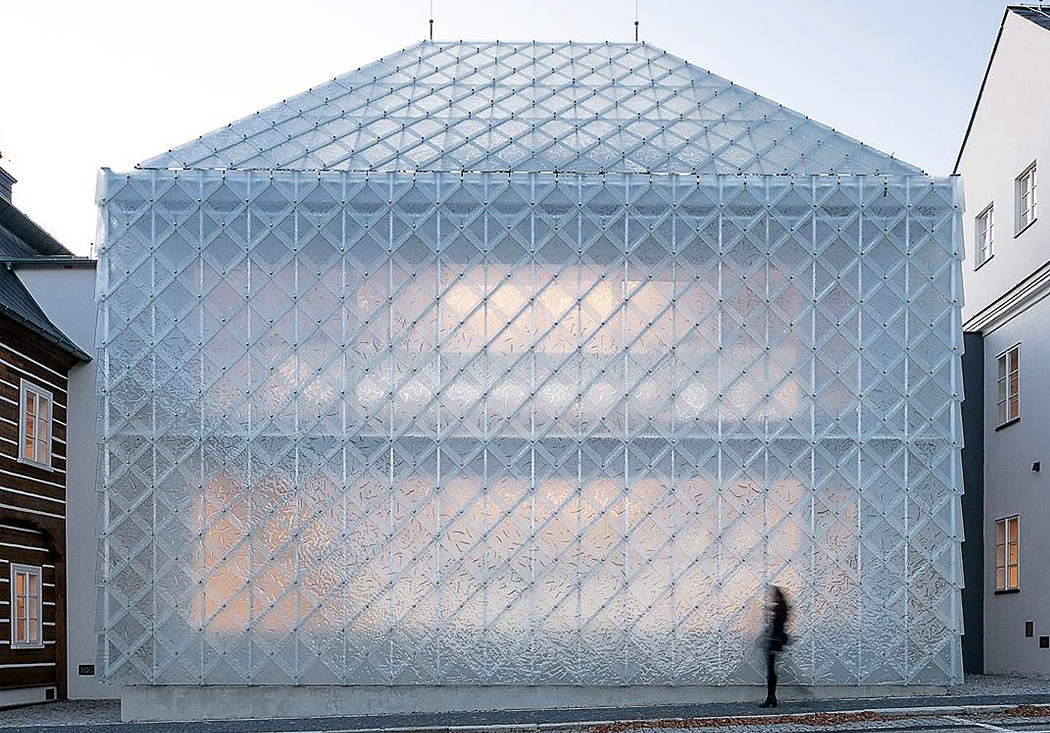 Glass，transparent，multi-storied building，mirror，