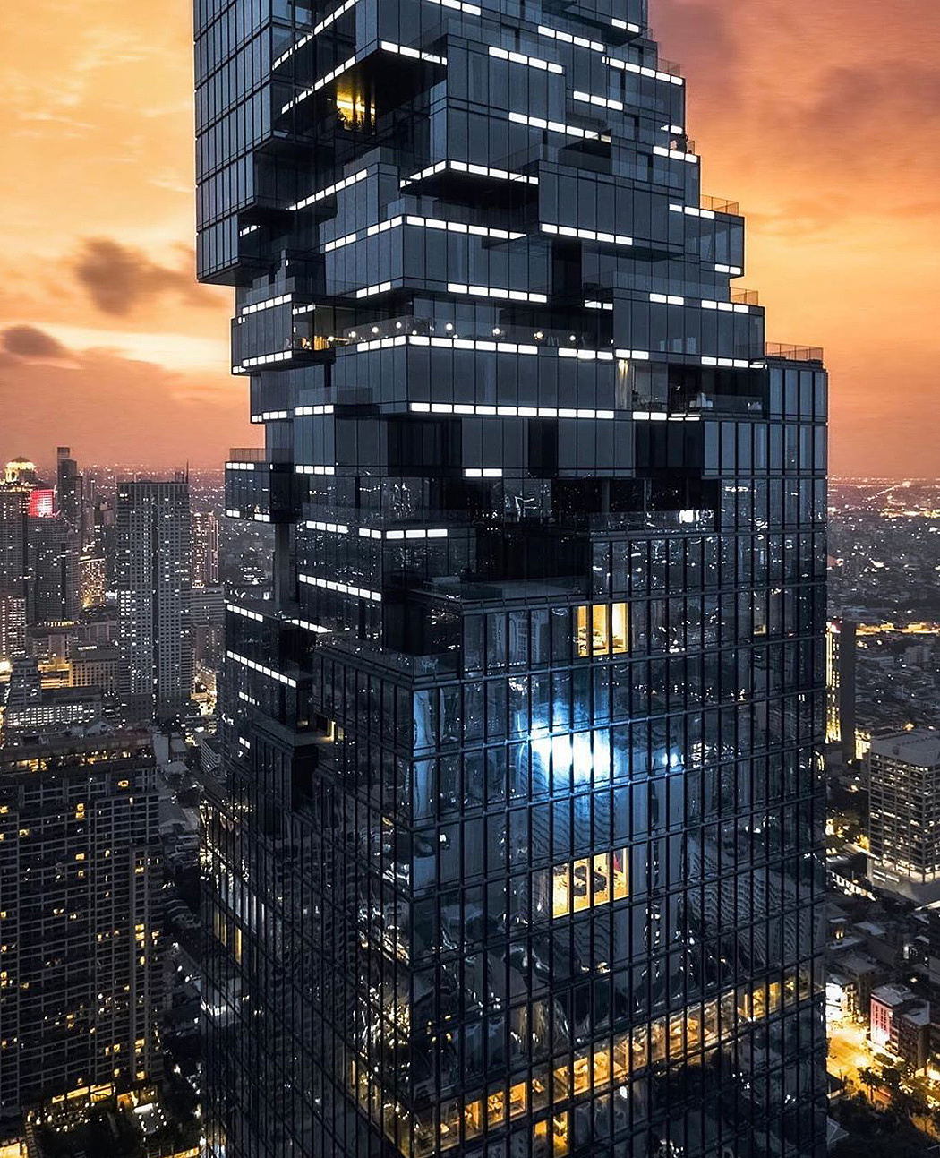 Glass，transparent，multi-storied building，mirror，