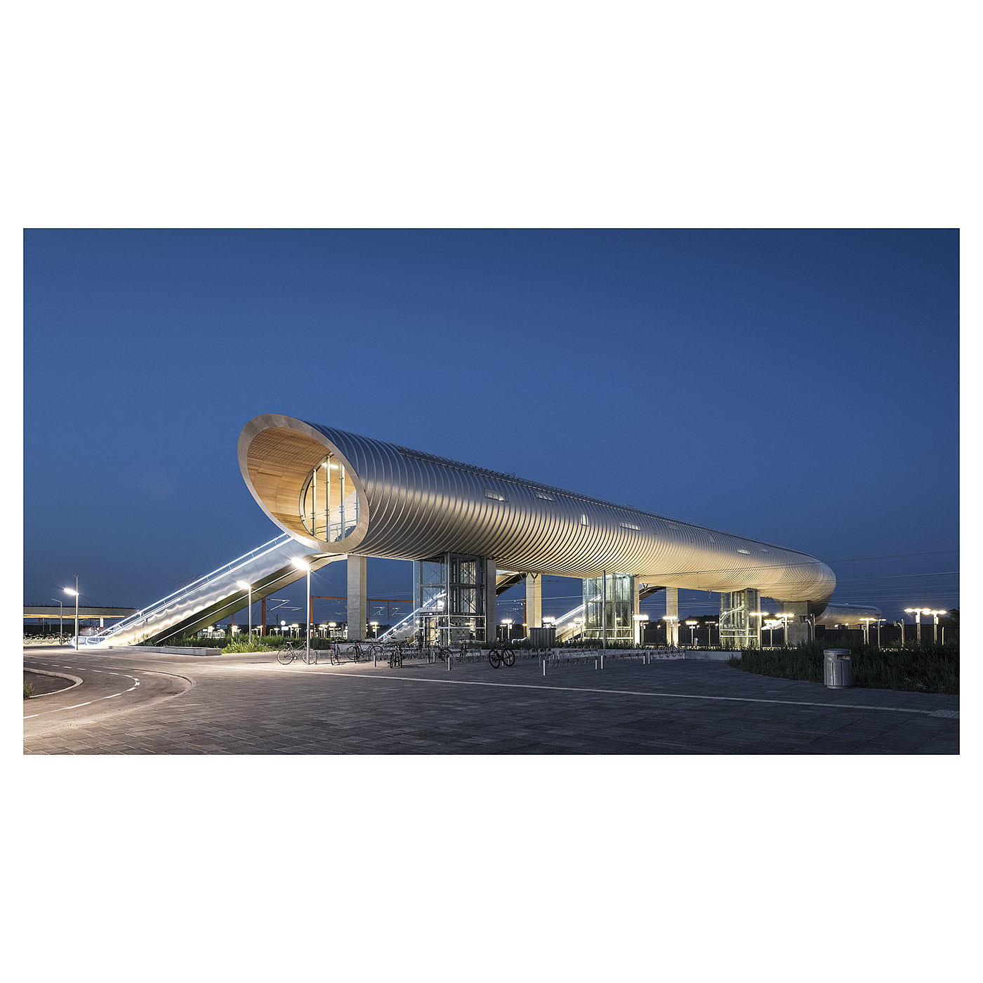 footbridge，Art，Rasmus Horsthoj，Photography，K Ø G E N O R D，station，traffic，