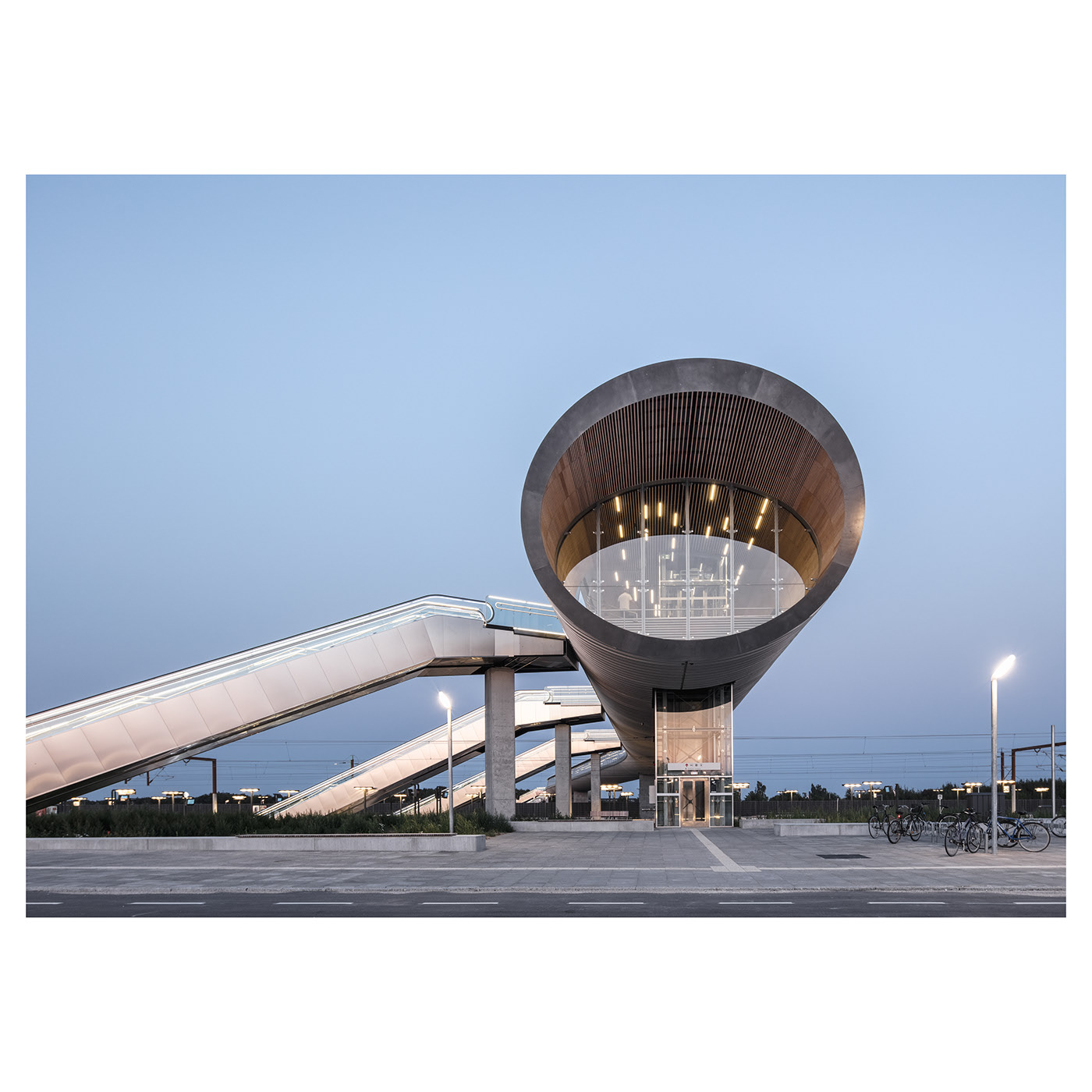 footbridge，Art，Rasmus Horsthoj，Photography，K Ø G E N O R D，station，traffic，