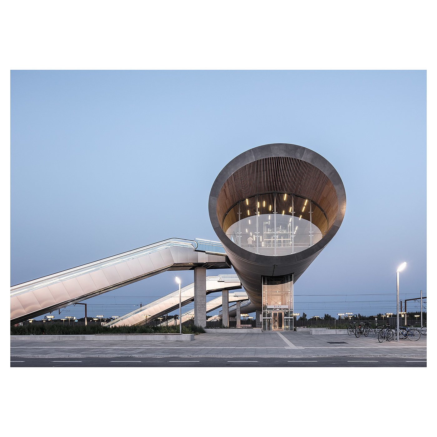 footbridge，Art，Rasmus Horsthoj，Photography，K Ø G E N O R D，station，traffic，