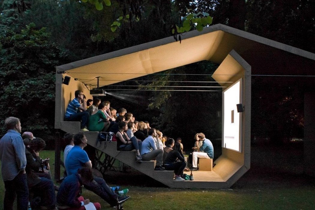 backyard，outdoors，entertainment，Tables and chairs，