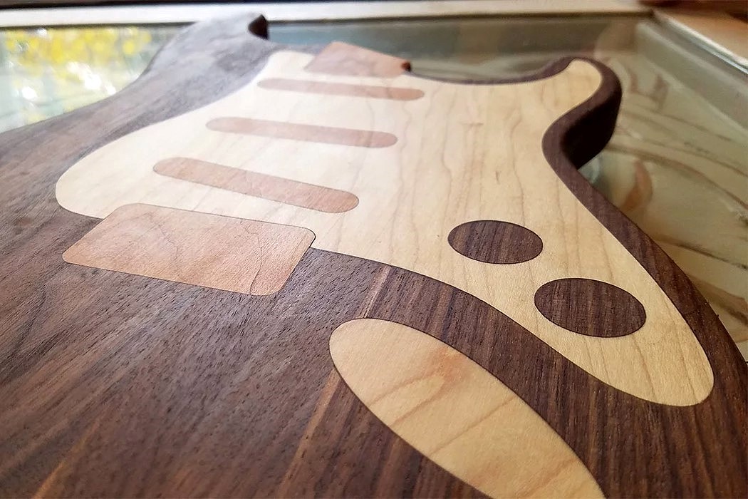 guitar，wooden ，chopping block，