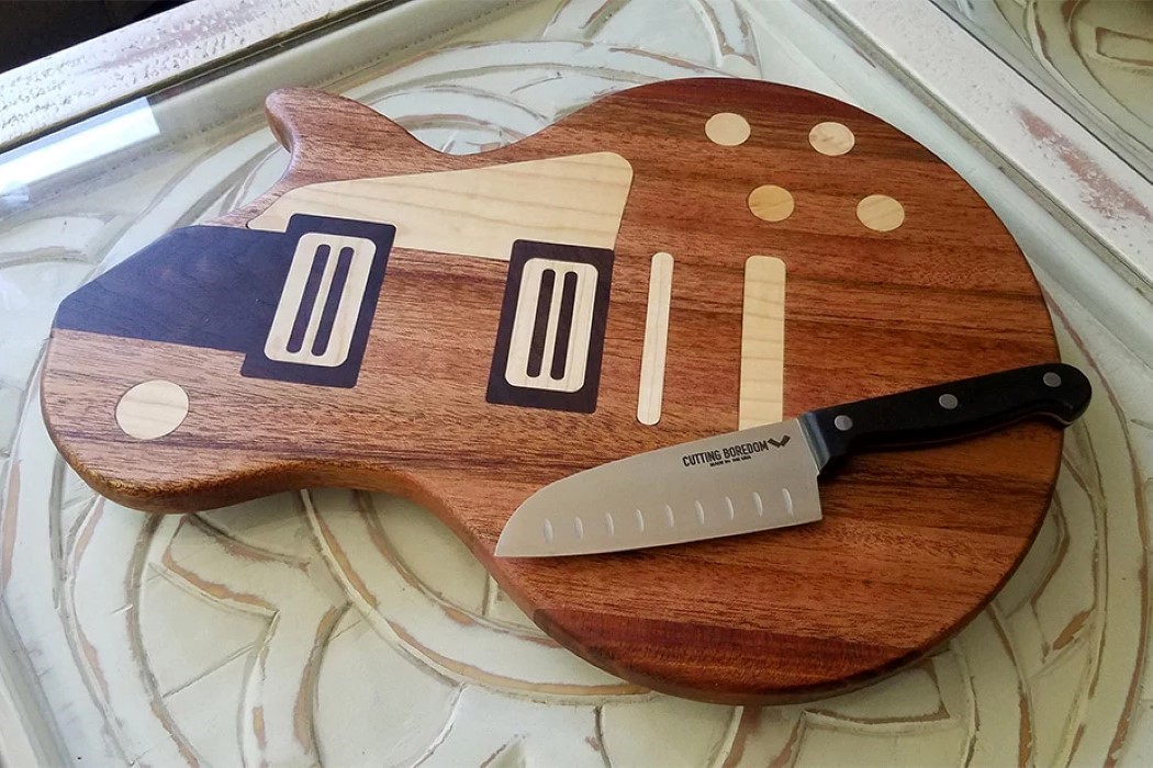 guitar，wooden ，chopping block，