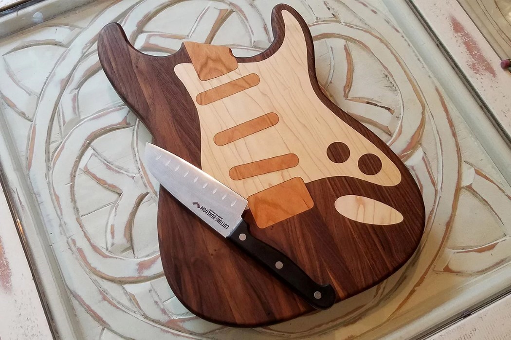 guitar，wooden ，chopping block，