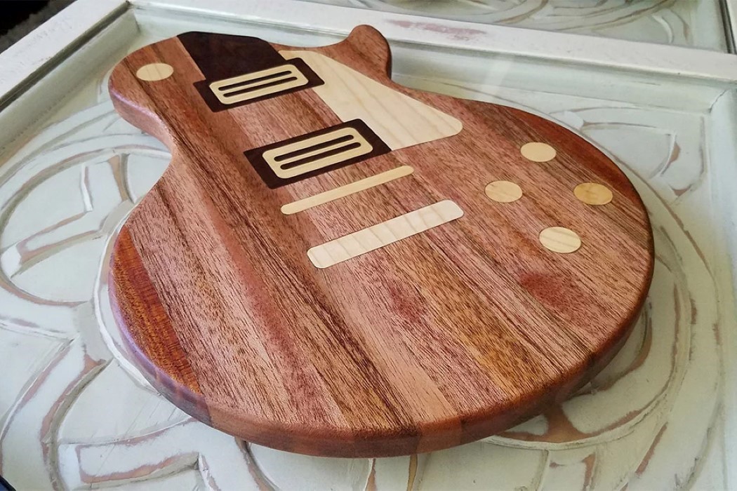 guitar，wooden ，chopping block，