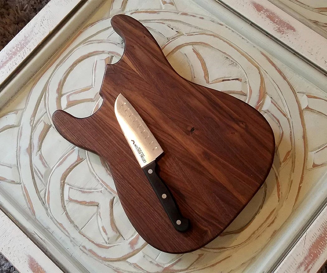 guitar，wooden ，chopping block，